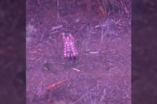 Australijoje moteris penkias dienas praleido krūmynuose: išgyventi padėjo dovanai skirtas vyno butelis