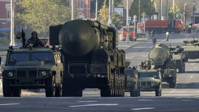 V. Putino pagyros dėl Pergalės parado sužlugdytos: riedėjo tik vienas tankas, o naujausia technika nepasirodė