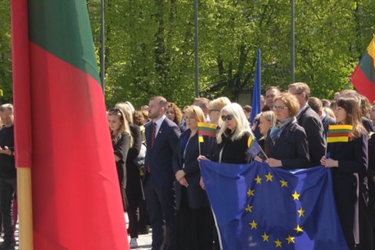 Kol Lietuva mini narystės Europoje metines, Antakalnio kapinėse – neramumai ir Pergalės diena