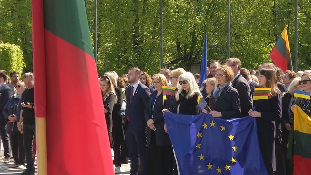 Kol Lietuva mini narystės Europoje metines, Antakalnio kapinėse – neramumai ir Pergalės diena