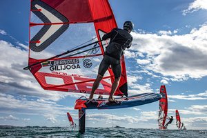 Konkurencingas Lietuvos buriuotojų startas Europos IQFOIL čempionate: kovoja dėl vietos dvidešimtuke