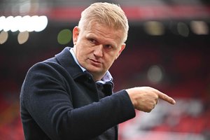 Neadekvatus E. Haalando tėčio elgesys: riešutais apmetė Madrido „Real“ sirgalius