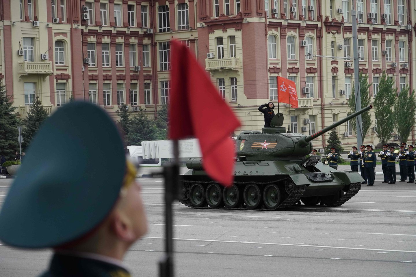 Per Pergalės dienos paradą, kuris turėjo būti Rusijos karinės galios šventė, Maskvos Raudonąja aikšte pravažiavo tik vienas tankas T-34.<br>AFP/Scanpix nuotr.