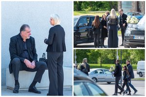 Kaune – atsisveikinimas su A. Sabonio mama: žmonės neša gėles