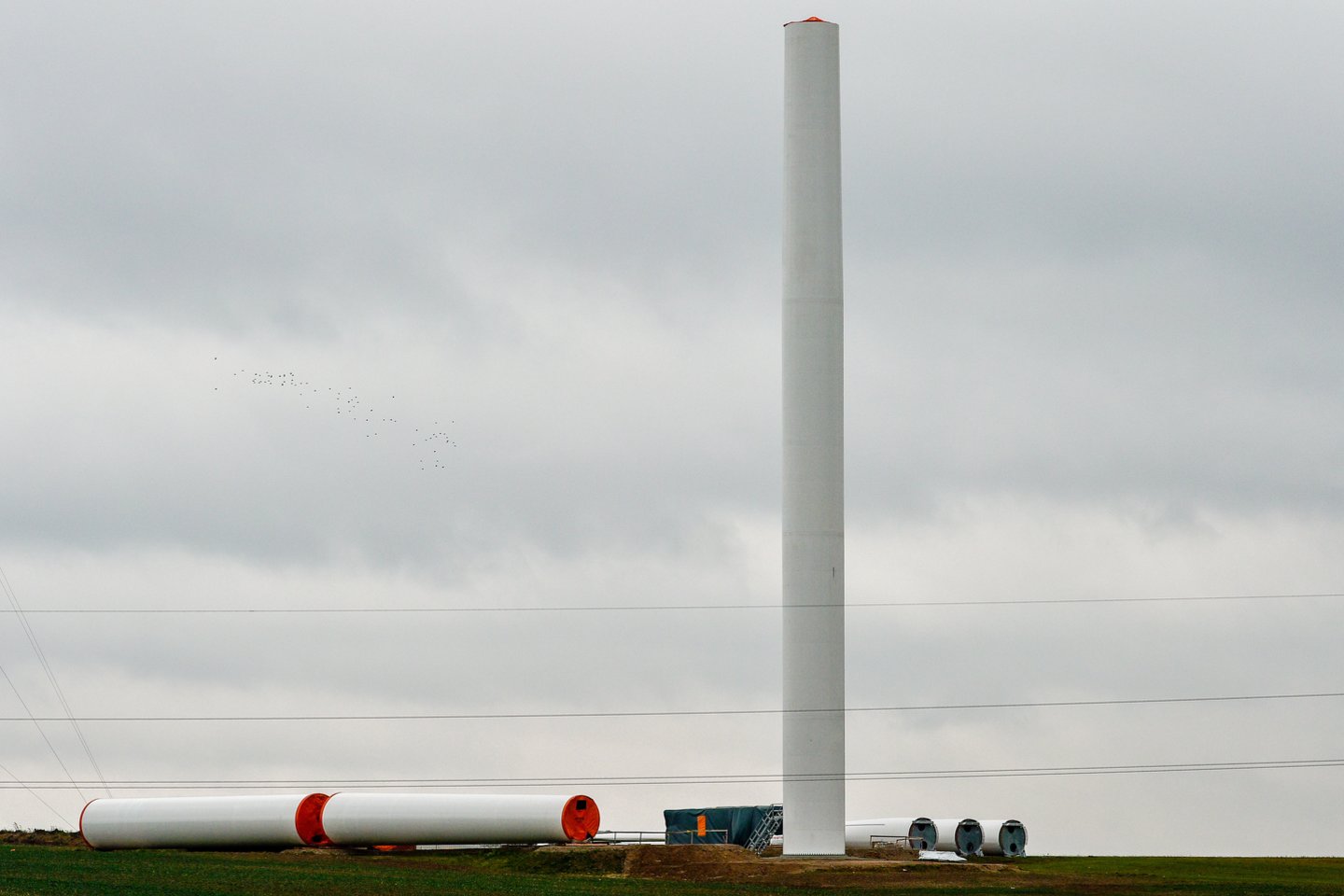 Pastaruoju laiku MERKO tapo vienu iš vėjo elektrinių statytojų Lietuvoje lyderių, bendrovės komanda dirba jau prie dvylikto vėjo jėgainių parko projekto, jos darbų sąraše – išlieta daugiau kaip šimtas vėjo jėgainių pamatų.<br>V.Ščiavinsko nuotr.
