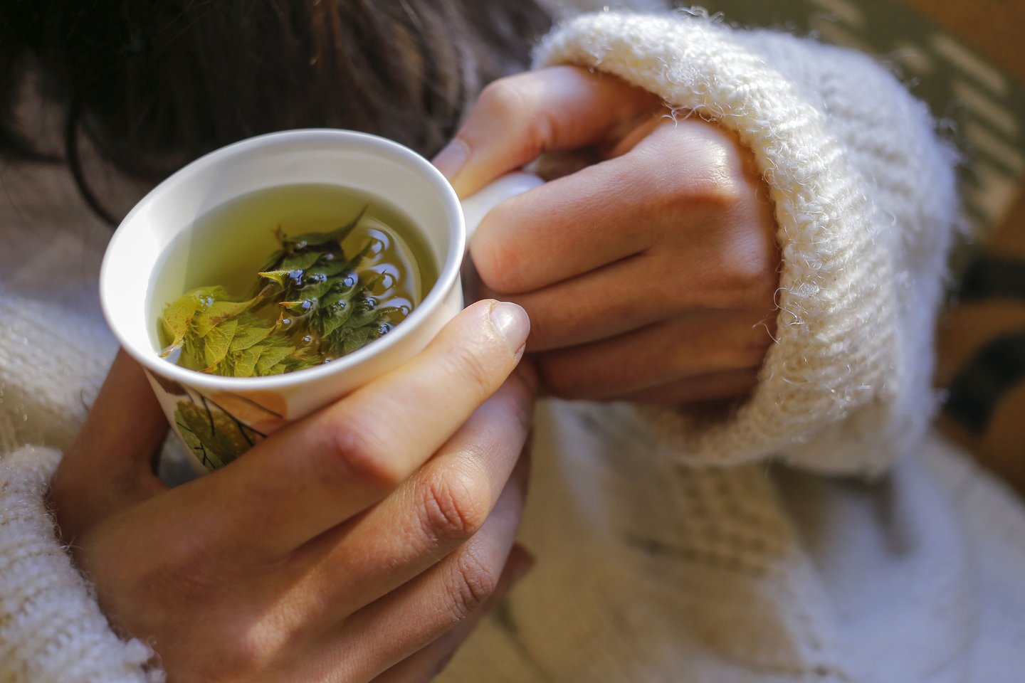 Medicinos ekspertai žaliajai arbatai nėštumo metu duoda žalią šviesą tik jei ji, vartojama saikingai.<br>123rf nuotr.