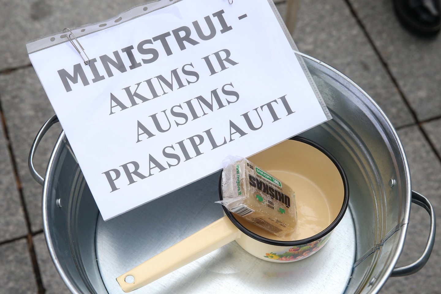 Šįmet jau ne sykį protestuojantys ūkininkai dalijo pieną ir kritikavo neveiklią Žemės ūkio ministeriją.<br>R.Danisevičiaus nuotr.