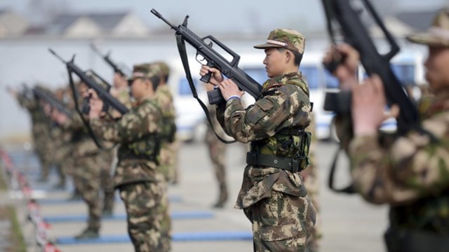 Taivanui susiduriant su Kinijos grėsme – naujas sprendimas: moterims leista dalyvauti kariniuose kursuose