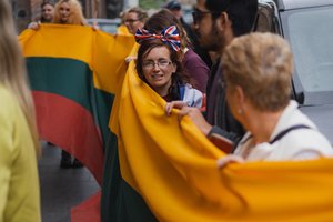 „Čiūto tūto“ skamba Liverpulio gatvėse: lietuviai atsitempė įspūdingo dydžio vėliavą ir pasidalijo prognozėmis