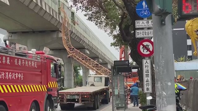 Kraupi nelaimė Taivane: ant traukinio bėgių užvirtus kranui žuvo žmogus, dar 10 sužeista