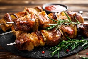 Išbandykite įdomesnius šašlykų marinatus ir padažus: girs visi, kas jų paragaus