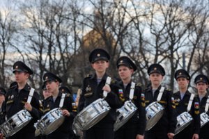 „Drąsos pamokos“: Mariupolyje Rusijos kareiviai mokyklose vaikus moko priešiškumo Ukrainai