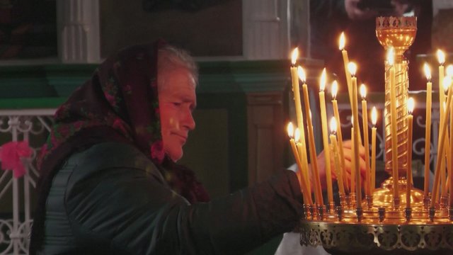Karo draskomoje Ukrainoje, žmonės ramybės ieško Dievo namuose: deja, net ir čia pasitaiko konfliktų