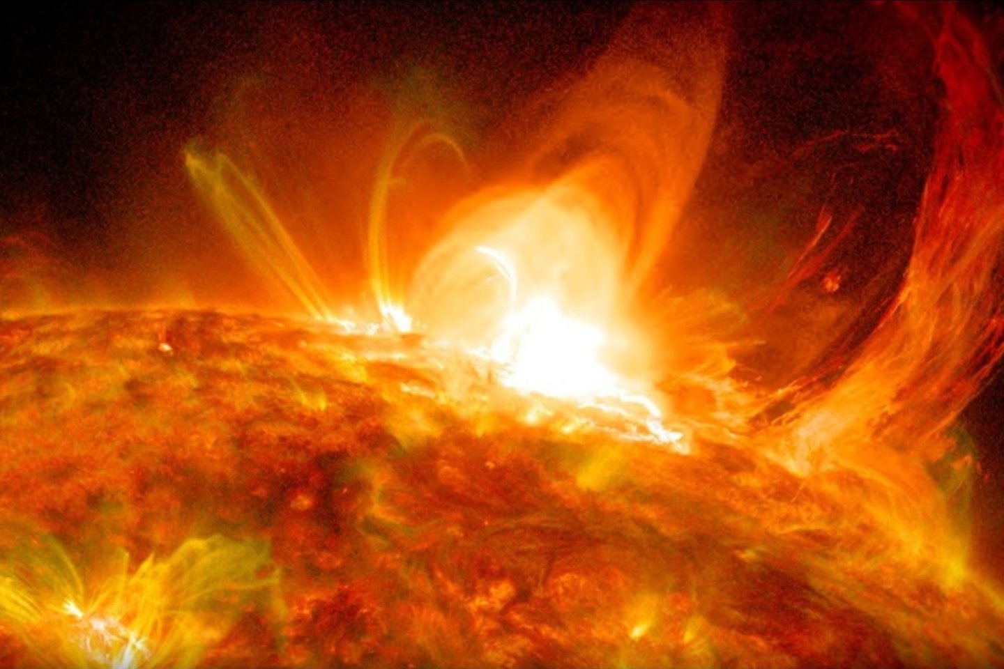 2014 m. spalio mėn. įvykęs Saulės žybsnis.<br>NASA / SDO asociatyvinė nuotr.
