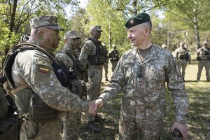 A. Anušauskas ir V. Rupšys Vokietijoje lanko Lietuvos instruktorius, ruošiančius Ukrainos karius