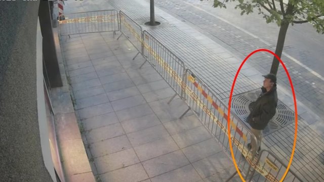 Užfiksavo, kaip Vilniaus centre vyras išdaužė Laisvės partijos būstinės langą: prašoma pagalbos atpažįstant nusižengėlį 