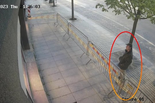 Užfiksavo, kaip Vilniaus centre vyras išdaužė Laisvės partijos būstinės langą: prašoma pagalbos atpažįstant nusižengėlį 