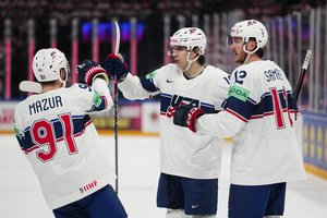 Pasaulio ledo ritulio čempionatas suomiams prasidėjo skaudžiai – patyrė JAV jėgą