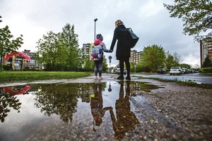 Tėvai nesuka galvos, ar auklė moka mokesčius: dirbanti nelegaliai – dukart pigesnė