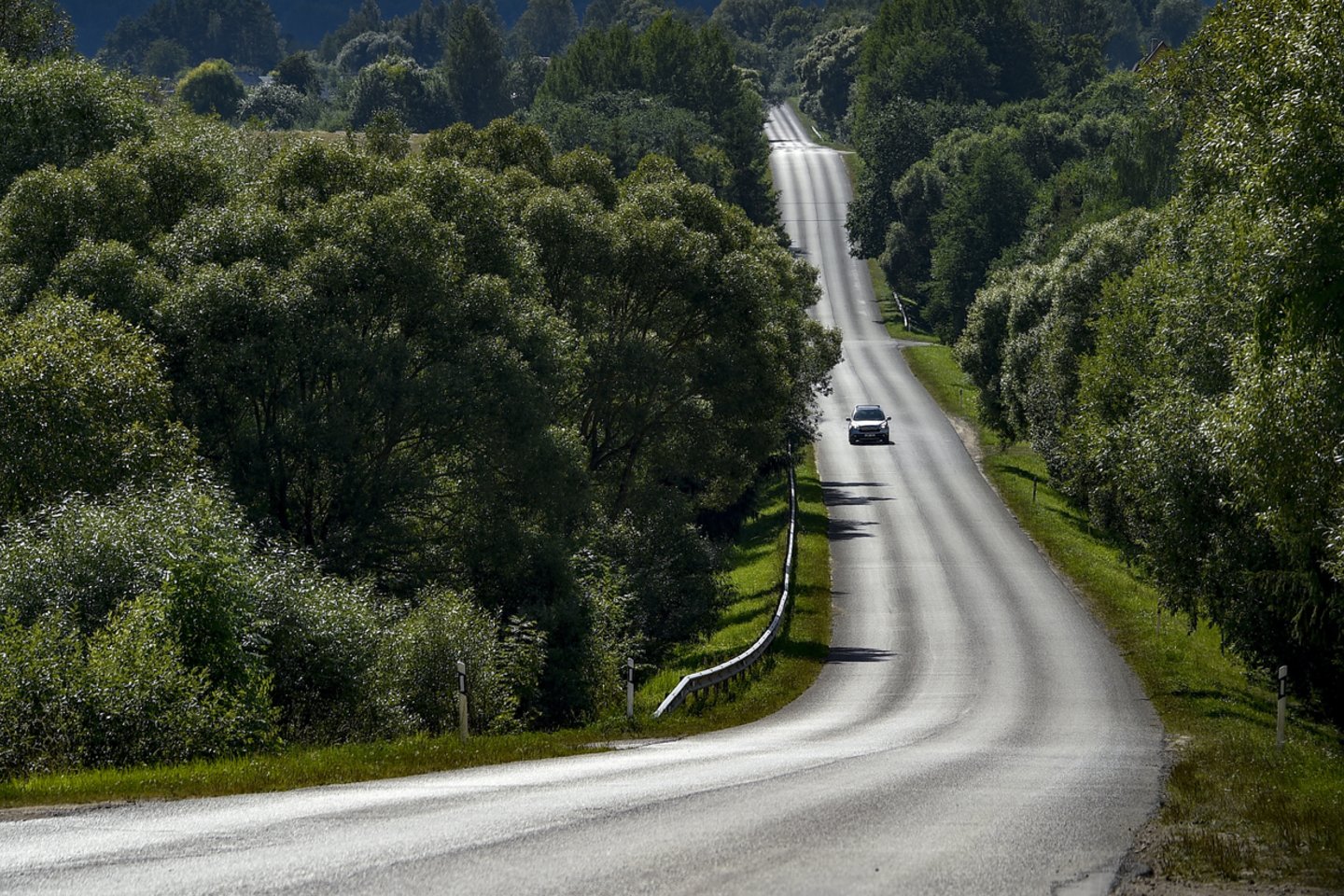 Lietuvos automobilių kelių direkcija informuoja, kad šalyje valstybinės reikšmės kelių dangos sausos.<br>V.Ščiavinsko nuotr.