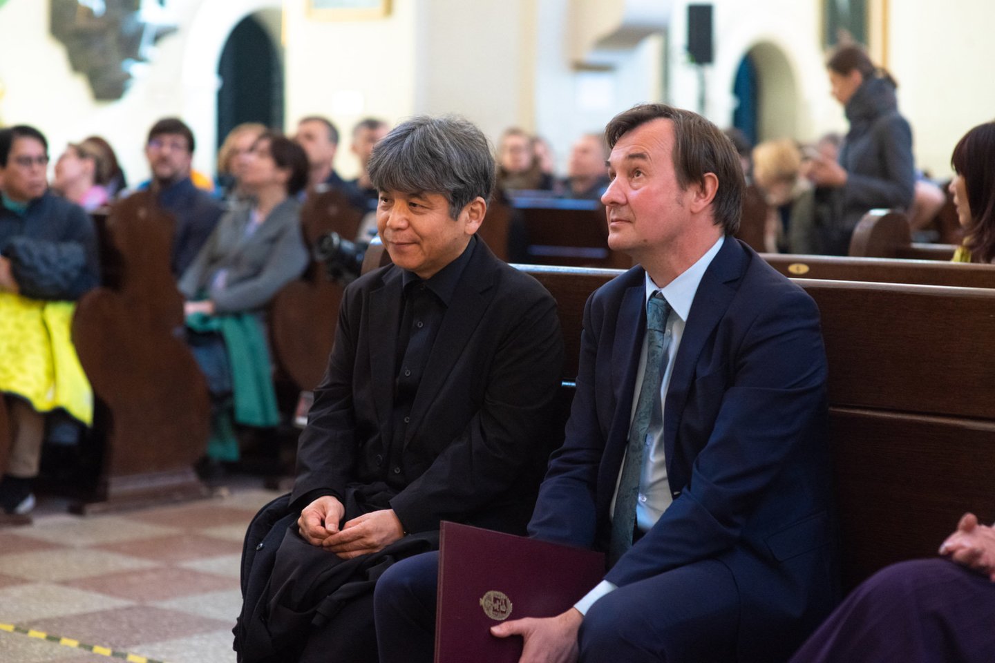 Kompozitorius K. Hosokawa ir Vilniaus universiteto rektorius R.Petrauskas ciklo pradžios koncerta Šv. Jonų bažnyčioje.<br> T.Tereko nuotr.