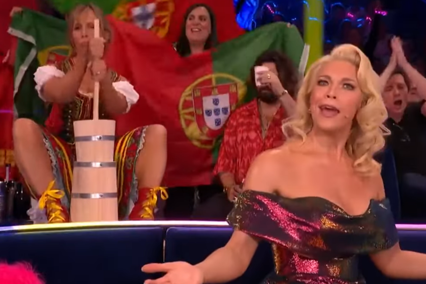 „Eurovizijoje“ pasirodžiusi aktorė, laidų vedėja bei komikė Mel Giedroyc sugebėjo pavogti dėmesį iš visų 26 konkurse dalyvaujančių šalių.<br>„Eurovizijos“ transliacijos stop kadrai.
