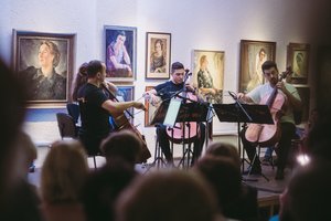 Viename svarbiausių Klaipėdos renginių koncertavo kelios dešimtys violončelės grandų