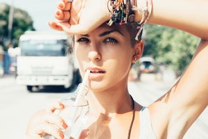 Artėjant vasaros karščiams ragina nepamiršti vandens: pataria, kiek skysčių per dieną reikia išgerti