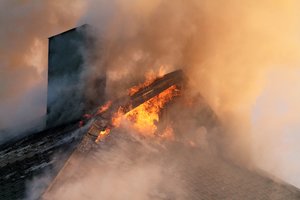 Vilniaus rajone liepsnos prarijo 600 kv. m. ploto pastatą: sudegė parduotuvė „Aibė“