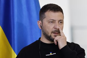 Ką reiškia užrašas ant V. Zelenskio megztinio?