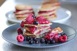 Sveiki ir gardūs avižiniai blynai su uogomis, kuriuos pamėgo visa šeima