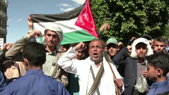 Jemene tūkstančiai protestuoja prieš Izraelio oro antskrydžius Gazoje