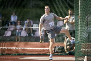 Mykolas Alekna vėl švystelėjo diską už 70 m ribos – tapo studentų konferencijos čempionu