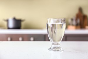 Ar jūsų namuose ne per sausas oras? Pasitikrinti galite paprasčiausiai – su stikline vandens