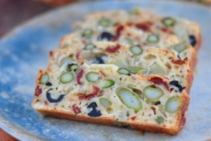 Smidrų pyragas su džiovintais pomidorais ir alyvuogėmis: receptą rekomenduoja K. Krivickas 