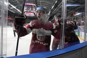 Latvijos ledo ritulininkai parklupdė čekus, švedai ir vėl liūdino suomius