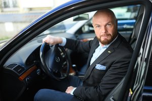 Etiketo asui A. Lydekai žmona mašinoje nevadovauja: kai aš prie vairo, tai ir sprendimai mano