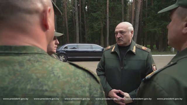 Po gandų dėl A. Lukašenkos būklės – pirmą kartą pasirodė viešai: į akis krito tvarstis