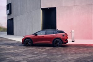 Ieva Mackevičienė papasakojo apie mėgstamiausius elektromobilio privalumus ir išbandė „Volkswagen ID.4“