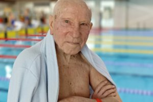 Lietuvos plaukimo veteranų čempionate daugiausiai plojimų sulaukė 97-erių vilnietis