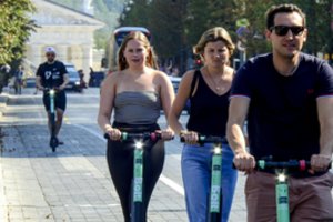 Jau netrukus tvarka dėl paspirtukininkų gali pasikeisti: kaip jiems tektų važinėti 