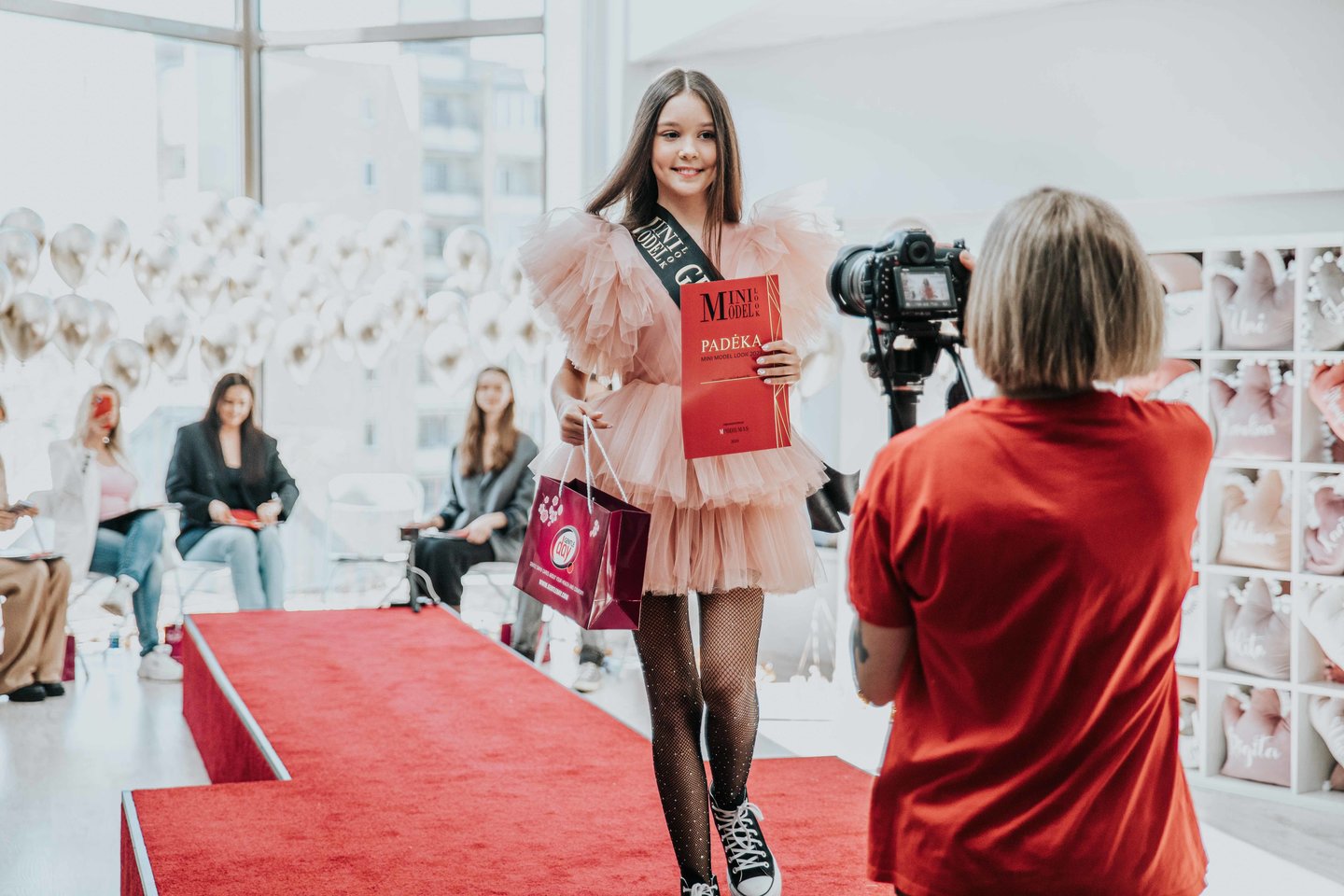  Vilniuje vyko jau aštuntasis jaunųjų modelių konkursas „Mini Model Look 2023“, kuriame varžėsi 70 vaikų.<br> Pranešimo spaudai nuotr.