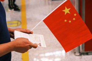 Šaltiniai: Kinija prašo Vakarų šalių ambasadų Pekine pašalinti politinius ženklus
