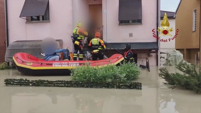 Skaičiuojamos potvynių Italijoje aukos: dėl stiprių liūčių išsiliejo upės, tūkstančiai priversti evakuotis