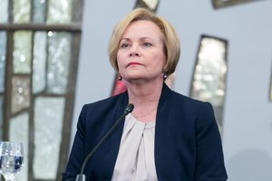 Mūru už J. Šiugždinienę stoja ir R. Juknevičienė: meskite į mane akmenį ar du