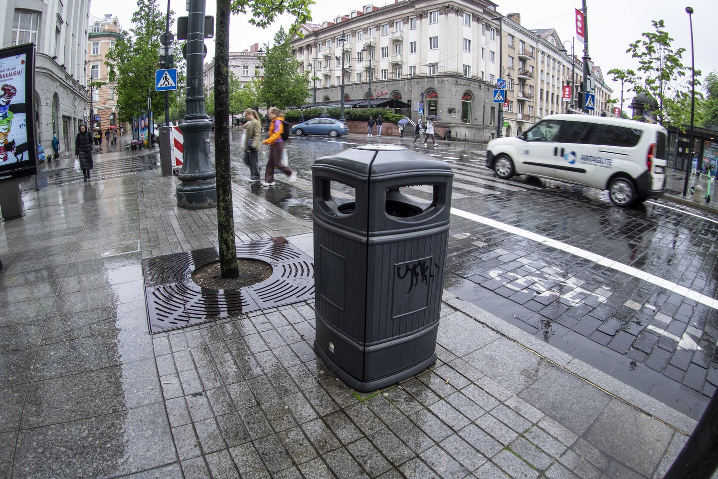 Vilniuje cilindro formos šiukšliadėžės keičiamos stačiakampio formos šiukšliadėžėmis.<br>V.Ščiavinsko nuotr.