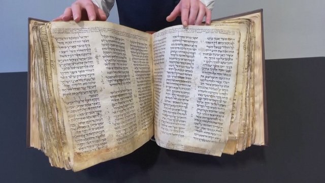 Istorinis įvykis: aukcione už rekordinę kainą parduota daugiau kaip 1 tūkst. metų senumo hebrajiška Biblija