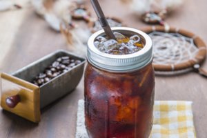 Mokslas pataria, kaip paprastai pasigaminti puodelį šalto virimo kavos