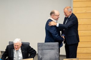 85-metį švenčiančiam Č. Juršėnui įteiktas Seimo apdovanojimas – Aleksandro Stulginskio žvaigždė