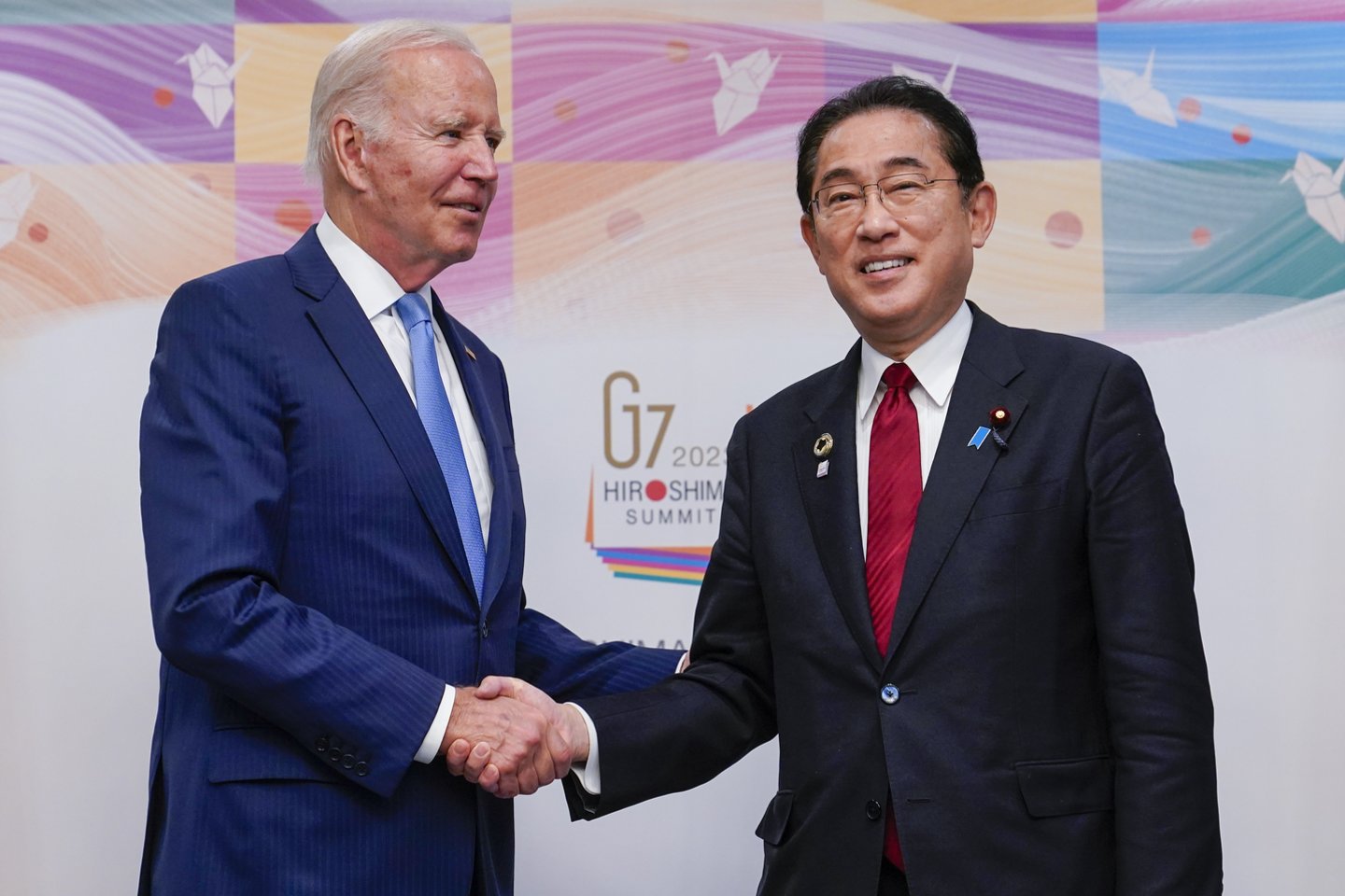 Joe Bidenas su Japonijos ministru pirmininku Fumio Kishidaiper per G7 susitikimą.<br>AP/Scanpix nuotr.